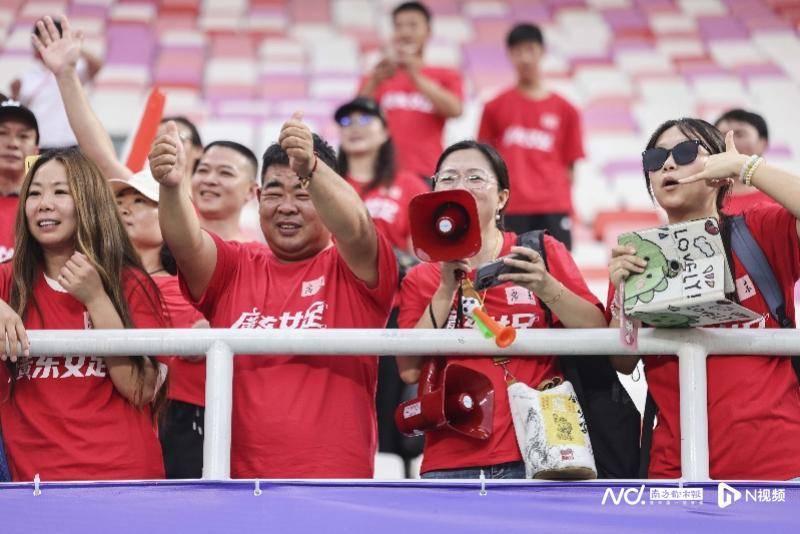女足比赛全场观众尖叫，现场气氛高潮